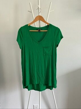 Cable & Gauge Emerald Green V-Neck Short Sleeve Pocket Tee